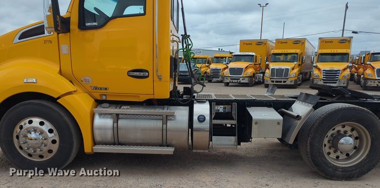 image for item NG9861 2020 Kenworth T680 semi truck