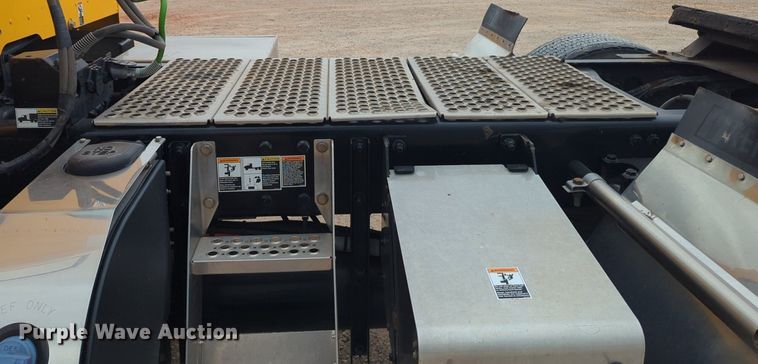 image for item NG9861 2020 Kenworth T680 semi truck