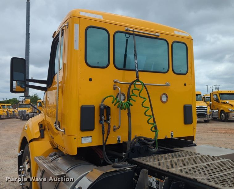 image for item NG9861 2020 Kenworth T680 semi truck