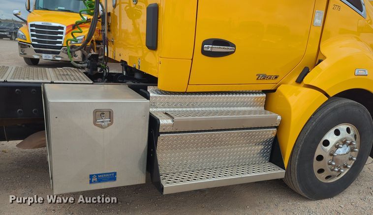 image for item NG9861 2020 Kenworth T680 semi truck