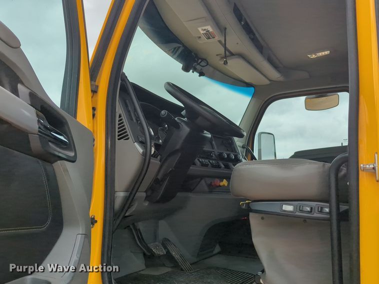 image for item NG9861 2020 Kenworth T680 semi truck