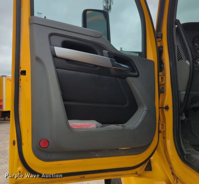 image for item NG9861 2020 Kenworth T680 semi truck