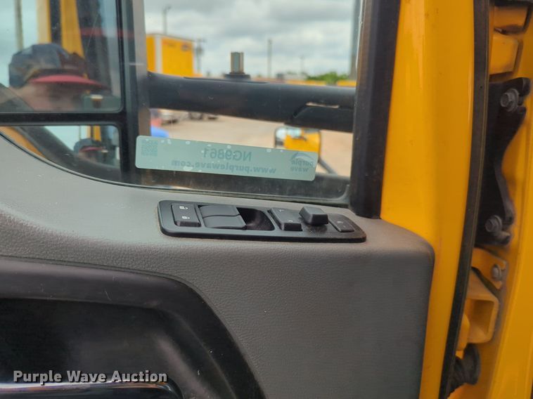 image for item NG9861 2020 Kenworth T680 semi truck