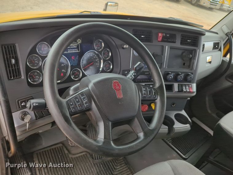 image for item NG9861 2020 Kenworth T680 semi truck