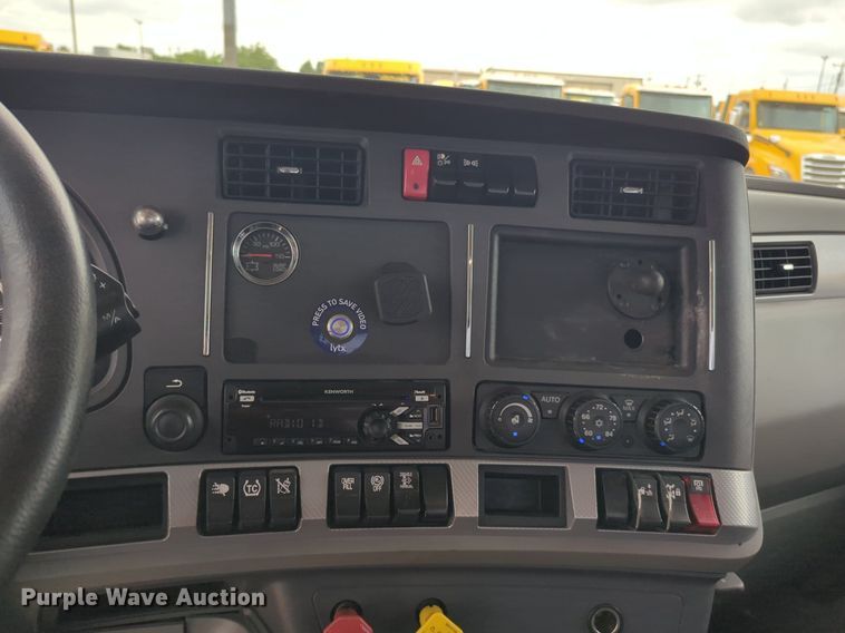 image for item NG9861 2020 Kenworth T680 semi truck