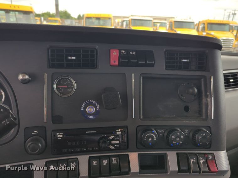 image for item NG9861 2020 Kenworth T680 semi truck