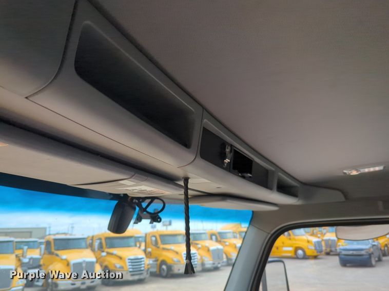 image for item NG9861 2020 Kenworth T680 semi truck