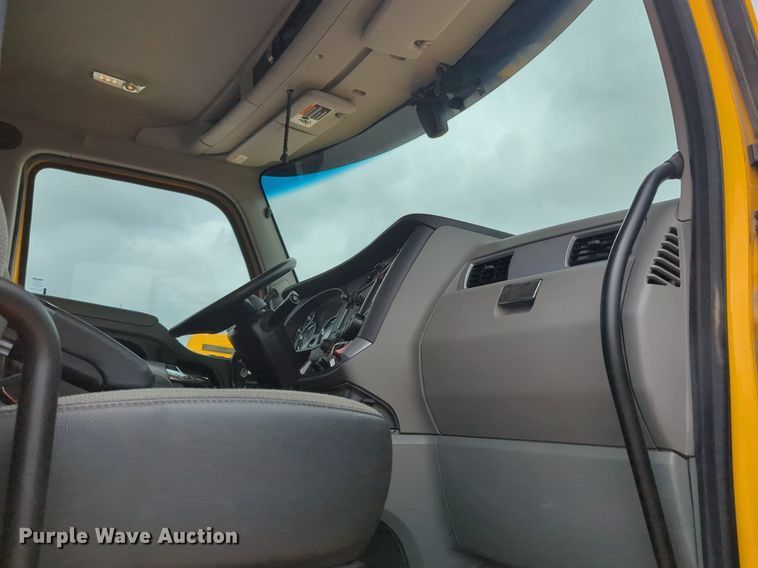 image for item NG9861 2020 Kenworth T680 semi truck