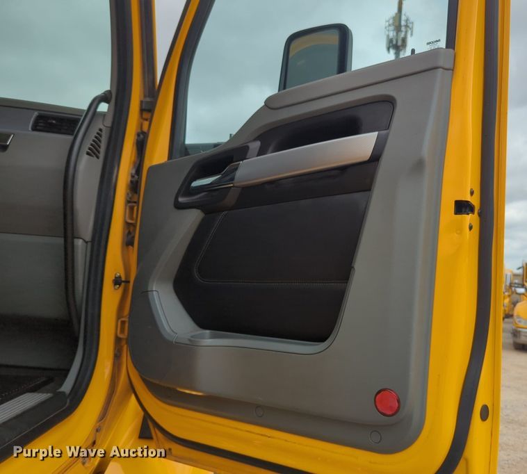 image for item NG9861 2020 Kenworth T680 semi truck