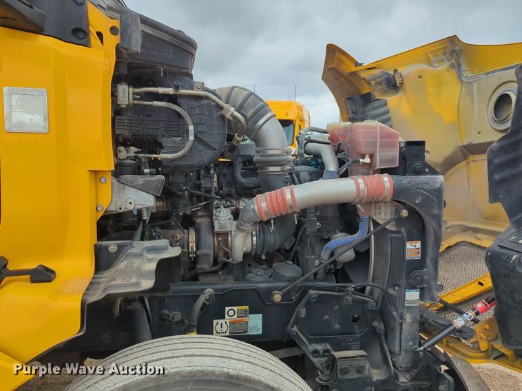 image for item NG9861 2020 Kenworth T680 semi truck