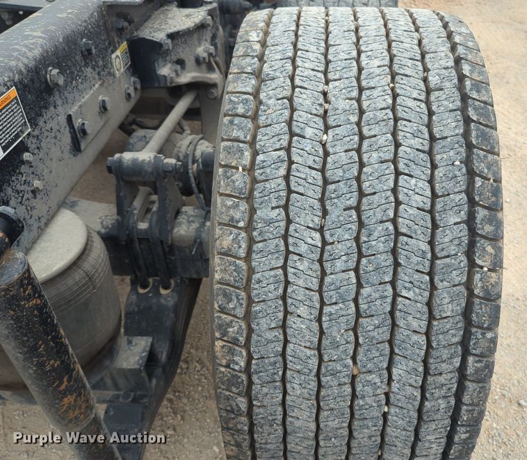 image for item NG9861 2020 Kenworth T680 semi truck