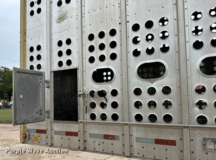 image for item NL9831 1997 Merrit livestock trailer