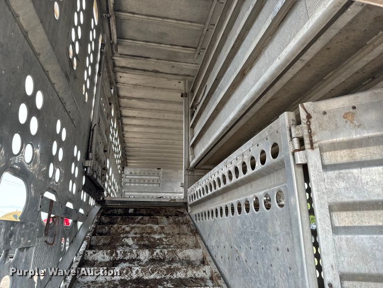 image for item NL9831 1997 Merrit livestock trailer