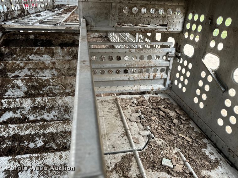 image for item NL9831 1997 Merrit livestock trailer