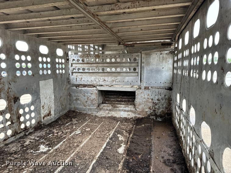 image for item NL9831 1997 Merrit livestock trailer