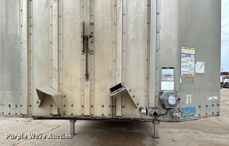 image for item NL9831 1997 Merrit livestock trailer