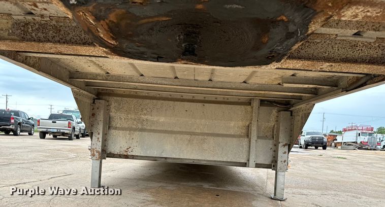 image for item NL9831 1997 Merrit livestock trailer