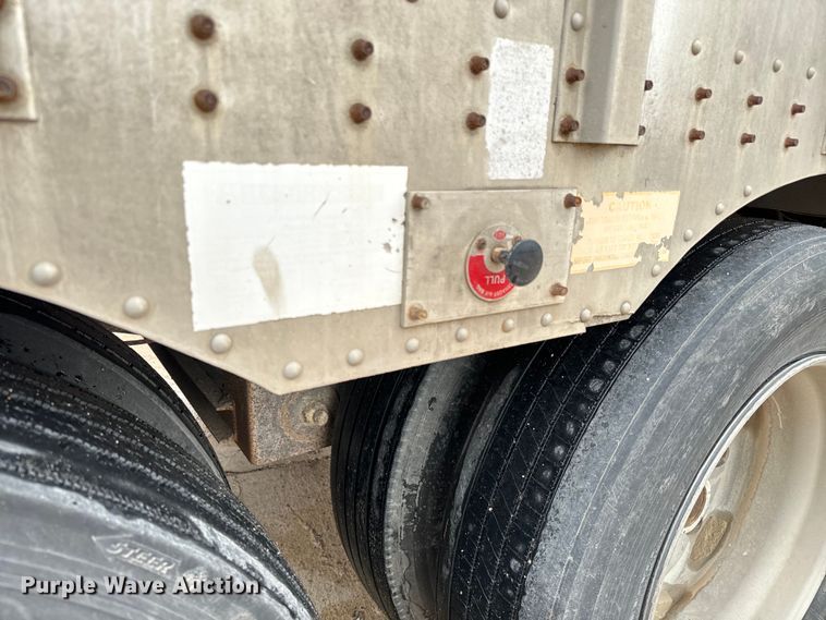 image for item NL9831 1997 Merrit livestock trailer