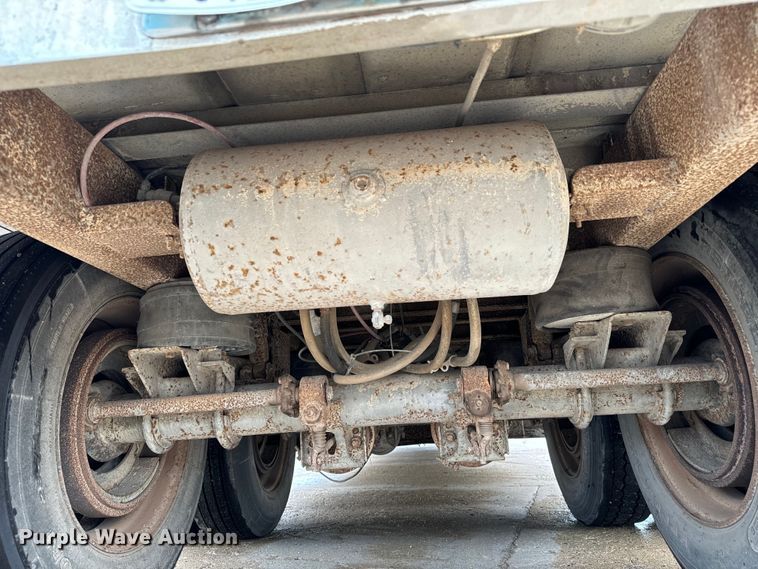 image for item NL9831 1997 Merrit livestock trailer