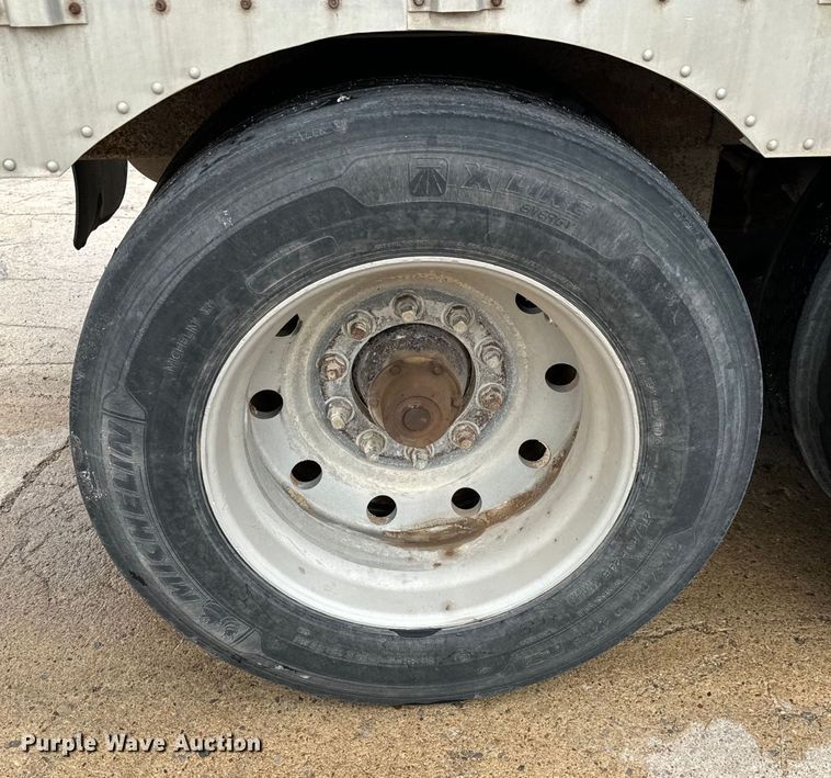 image for item NL9831 1997 Merrit livestock trailer