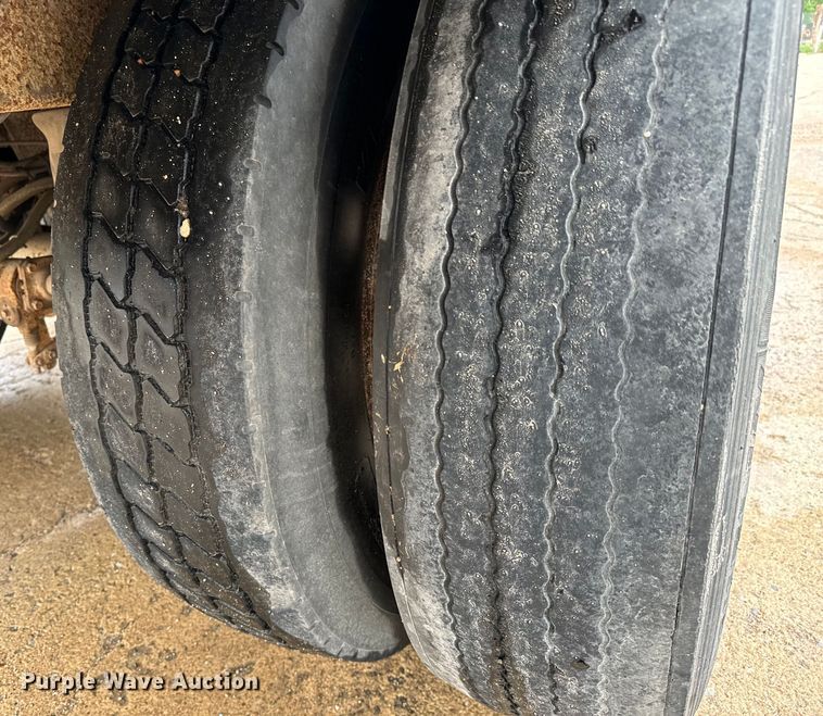 image for item NL9831 1997 Merrit livestock trailer