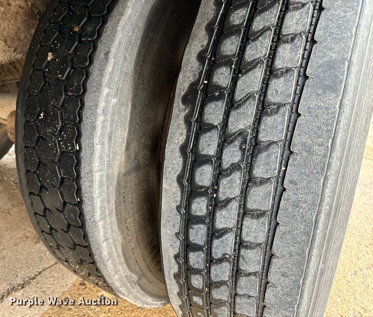 image for item NL9831 1997 Merrit livestock trailer