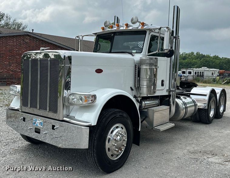 image for item NR9915 2013 Peterbilt  389 semi truck