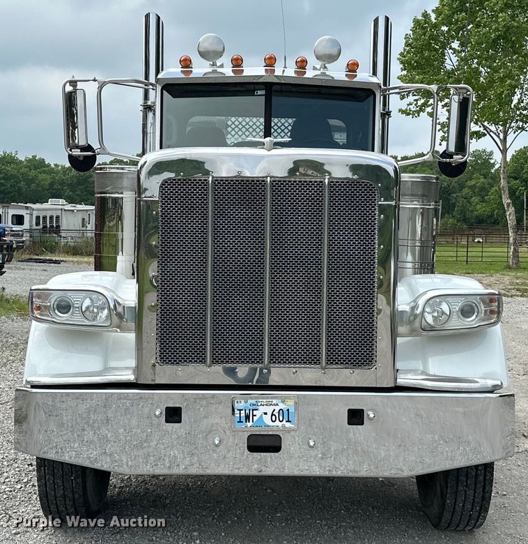 image for item NR9915 2013 Peterbilt  389 semi truck