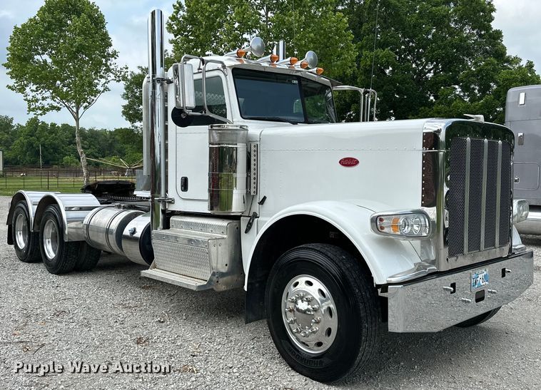image for item NR9915 2013 Peterbilt  389 semi truck