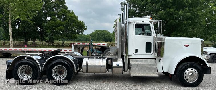 image for item NR9915 2013 Peterbilt  389 semi truck