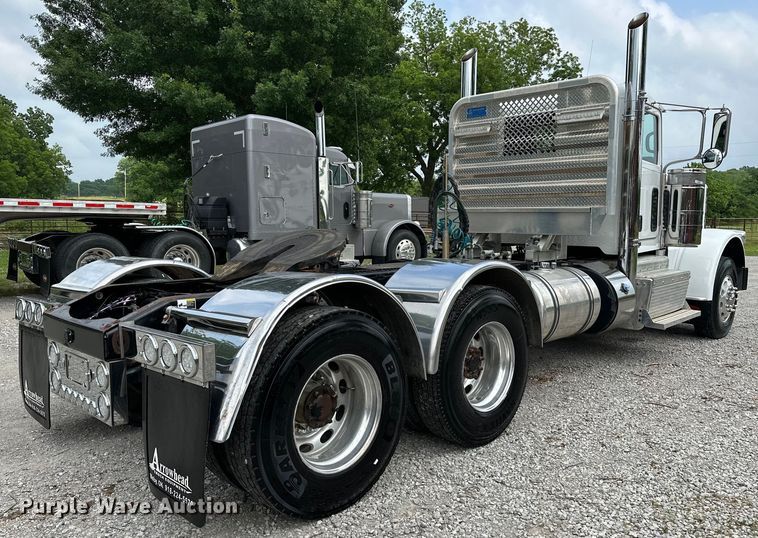 image for item NR9915 2013 Peterbilt  389 semi truck