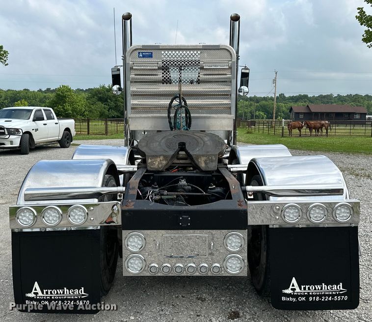 image for item NR9915 2013 Peterbilt  389 semi truck
