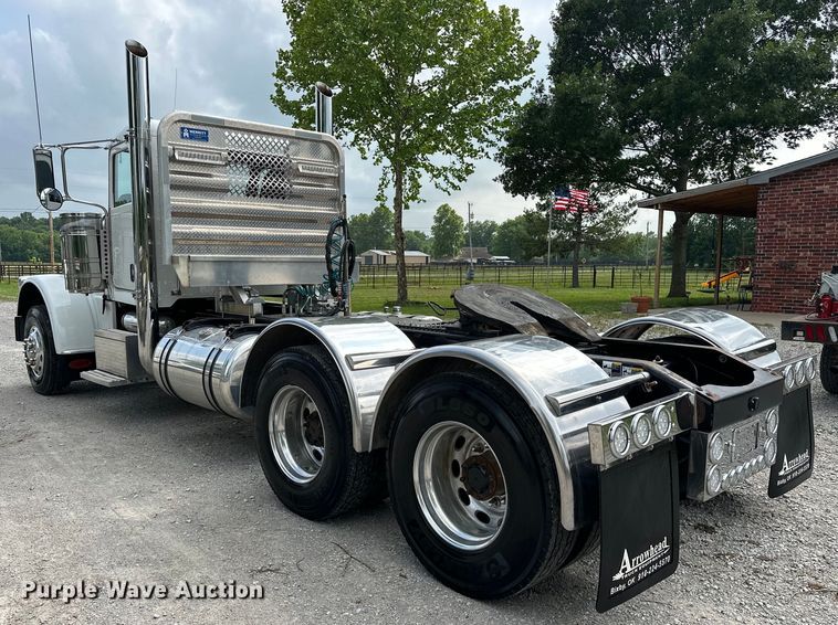 image for item NR9915 2013 Peterbilt  389 semi truck