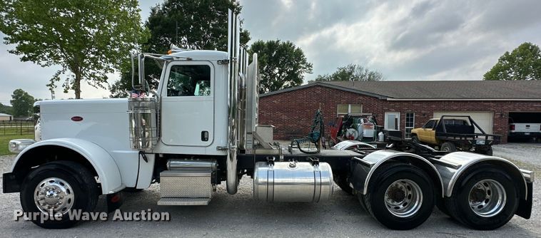 image for item NR9915 2013 Peterbilt  389 semi truck