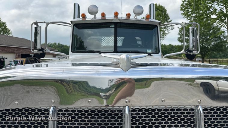 image for item NR9915 2013 Peterbilt  389 semi truck