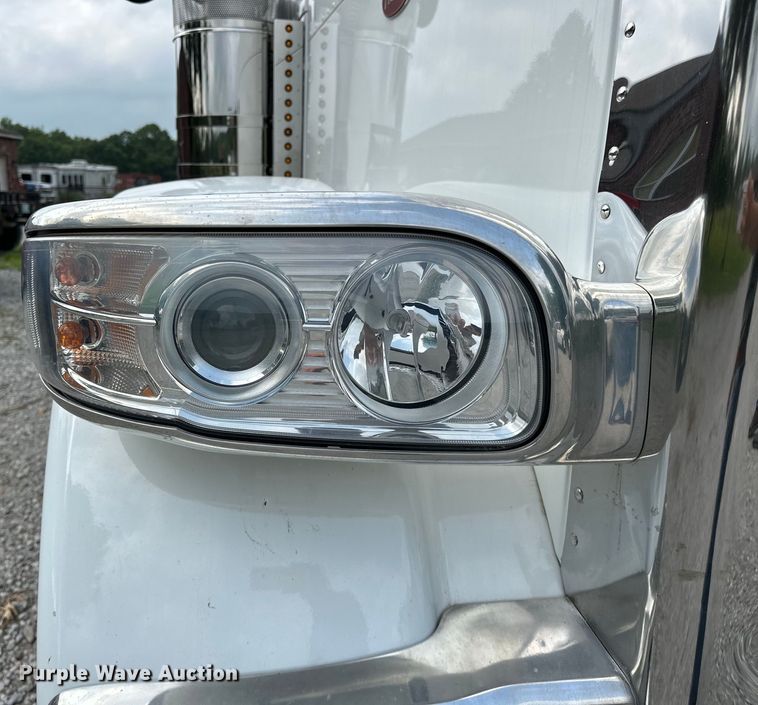 image for item NR9915 2013 Peterbilt  389 semi truck