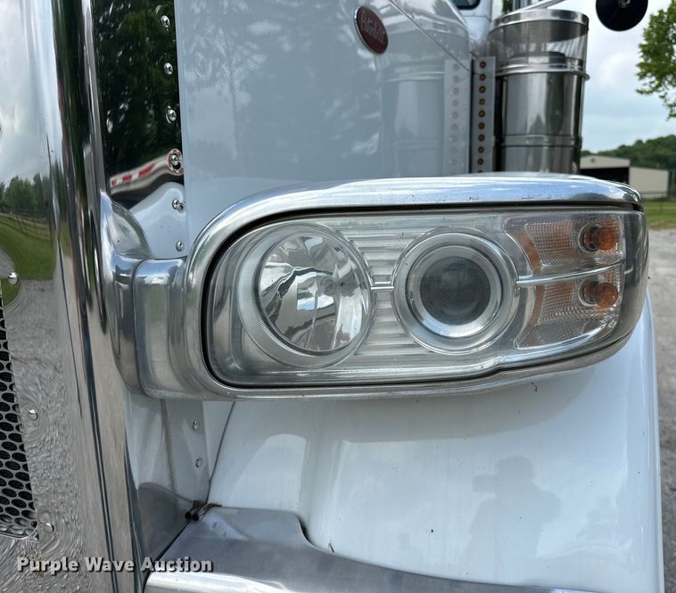 image for item NR9915 2013 Peterbilt  389 semi truck