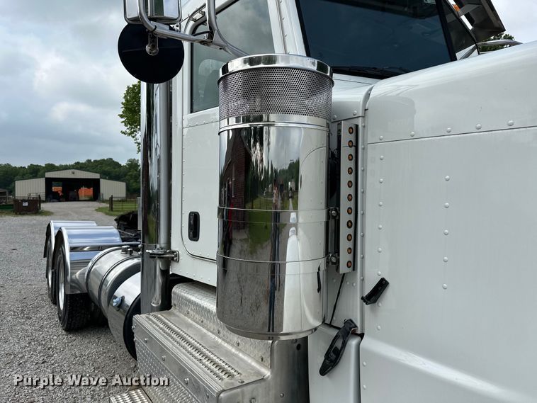 image for item NR9915 2013 Peterbilt  389 semi truck