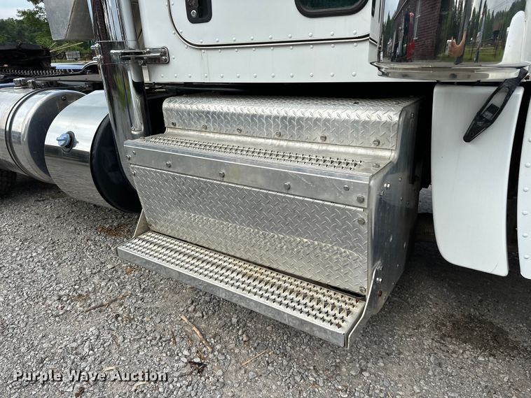 image for item NR9915 2013 Peterbilt  389 semi truck