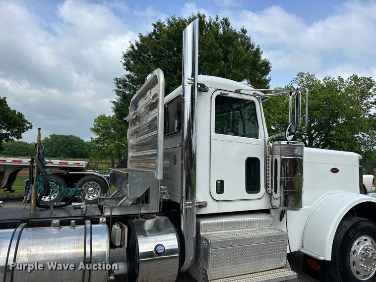 image for item NR9915 2013 Peterbilt  389 semi truck