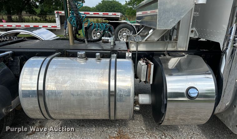 image for item NR9915 2013 Peterbilt  389 semi truck