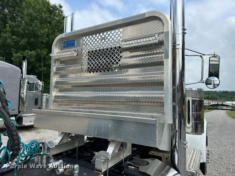 image for item NR9915 2013 Peterbilt  389 semi truck
