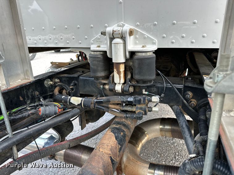 image for item NR9915 2013 Peterbilt  389 semi truck