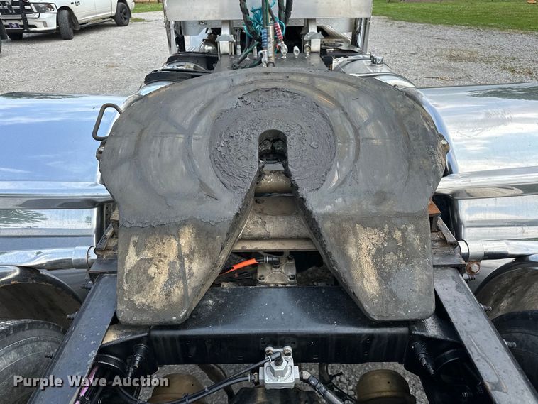 image for item NR9915 2013 Peterbilt  389 semi truck
