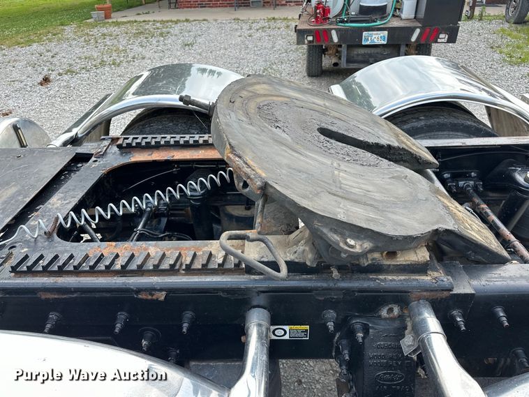 image for item NR9915 2013 Peterbilt  389 semi truck