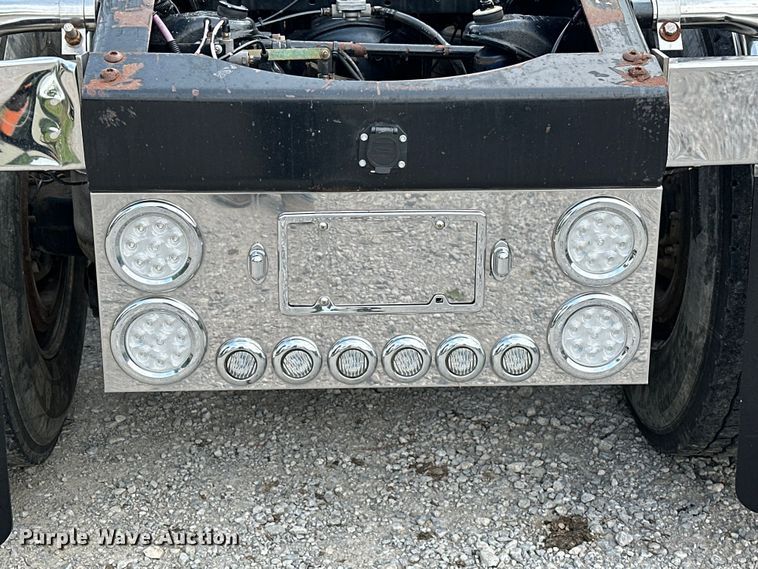 image for item NR9915 2013 Peterbilt  389 semi truck