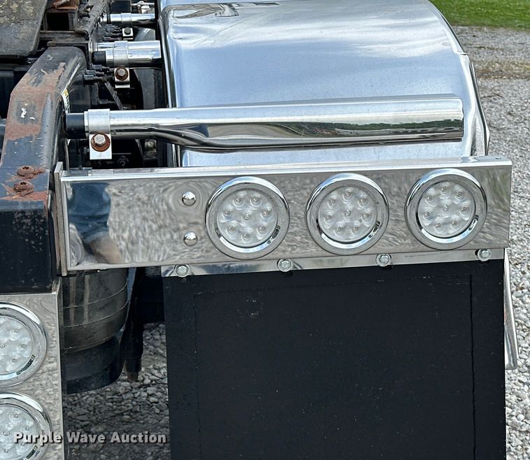 image for item NR9915 2013 Peterbilt  389 semi truck
