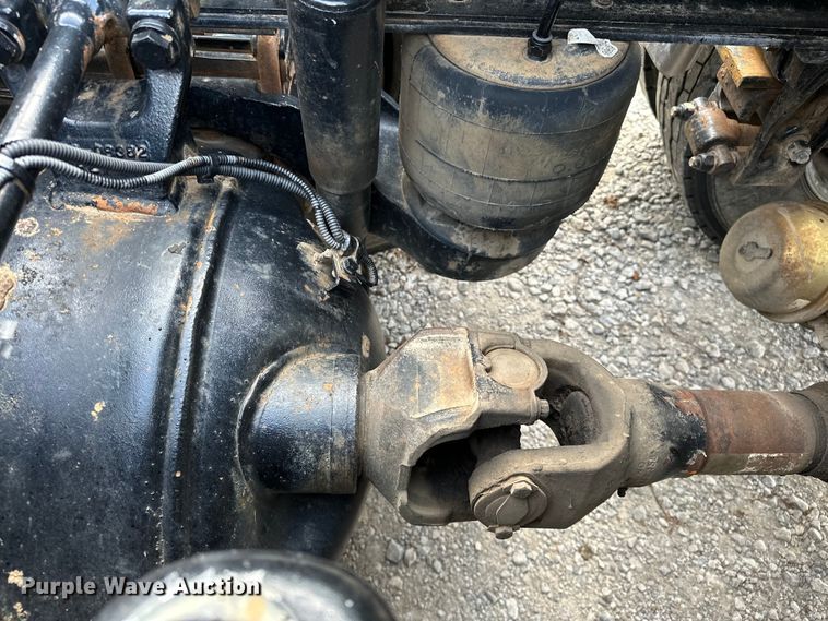 image for item NR9915 2013 Peterbilt  389 semi truck