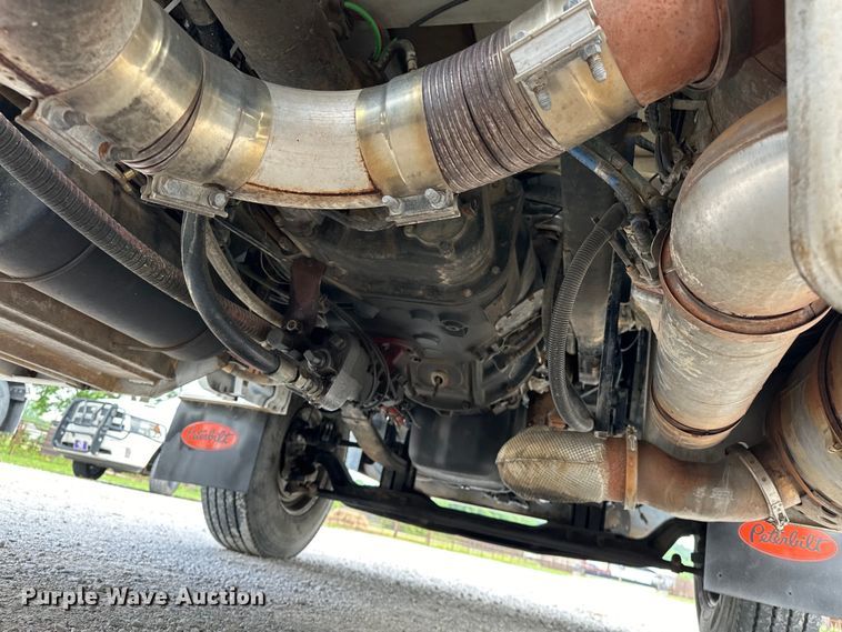 image for item NR9915 2013 Peterbilt  389 semi truck