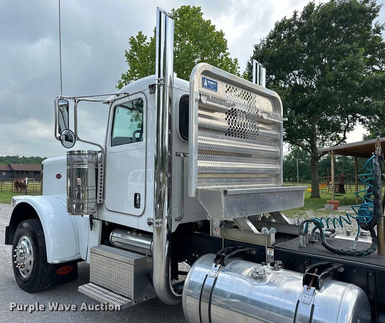 image for item NR9915 2013 Peterbilt  389 semi truck